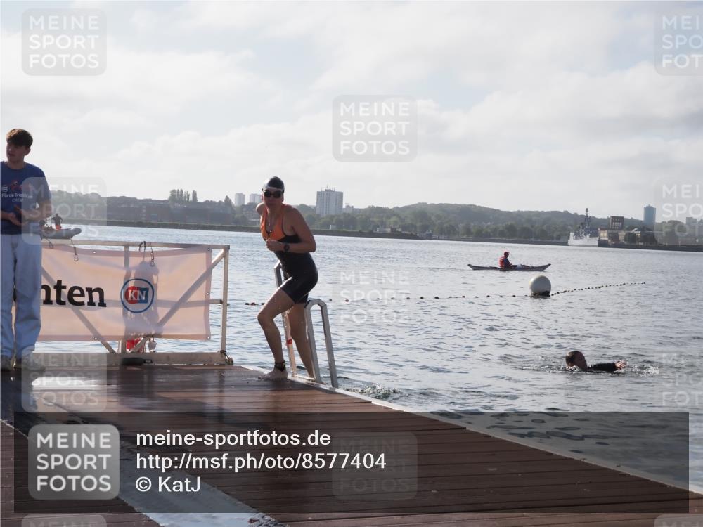17.08.2025 - KN Förde Triathlon 2025 KatJ http://msf.ph/oto/8577404 17.08.2025 09:17:02 Schwimmen 158, 204, 158 meine-sportfotos.de