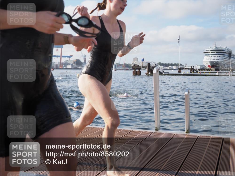 17.08.2025 - KN Förde Triathlon 2025 KatJ http://msf.ph/oto/8580202 17.08.2025 09:22:11 Schwimmen 111, 208, 210, 213, 224, 208, 210, 213, 224, 242 meine-sportfotos.de