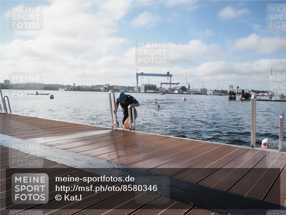17.08.2025 - KN Förde Triathlon 2025 KatJ http://msf.ph/oto/8580346 17.08.2025 09:22:24 Schwimmen 111, 208, 221, 235, 111, 208, 221, 235 meine-sportfotos.de