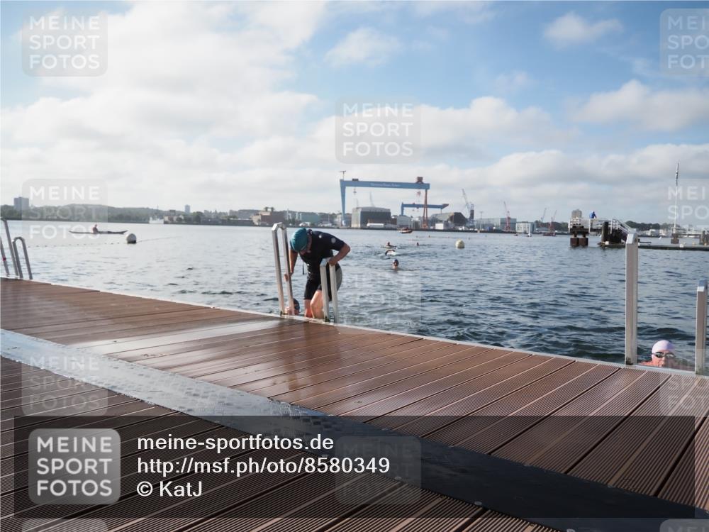 17.08.2025 - KN Förde Triathlon 2025 KatJ http://msf.ph/oto/8580349 17.08.2025 09:22:24 Schwimmen 111, 208, 221, 235, 111, 208, 221, 235 meine-sportfotos.de