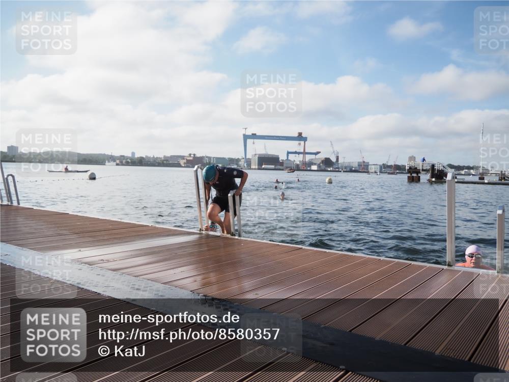 17.08.2025 - KN Förde Triathlon 2025 KatJ http://msf.ph/oto/8580357 17.08.2025 09:22:24 Schwimmen 111, 208, 221, 235, 111, 208, 221, 235 meine-sportfotos.de