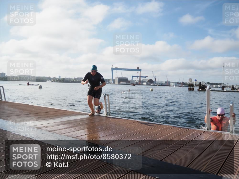 17.08.2025 - KN Förde Triathlon 2025 KatJ http://msf.ph/oto/8580372 17.08.2025 09:22:25 Schwimmen 111, 208, 221, 235, 111, 208, 221, 235 meine-sportfotos.de
