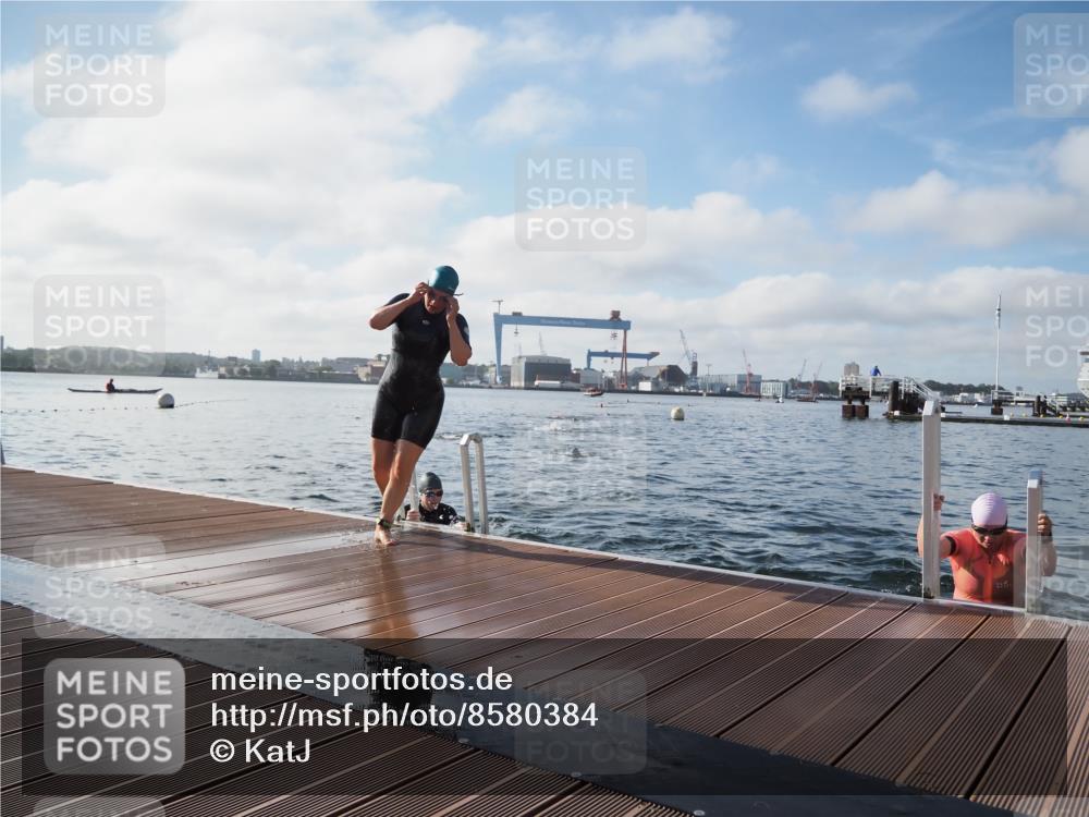17.08.2025 - KN Förde Triathlon 2025 KatJ http://msf.ph/oto/8580384 17.08.2025 09:22:25 Schwimmen 111, 208, 221, 235, 111, 208, 221, 235 meine-sportfotos.de