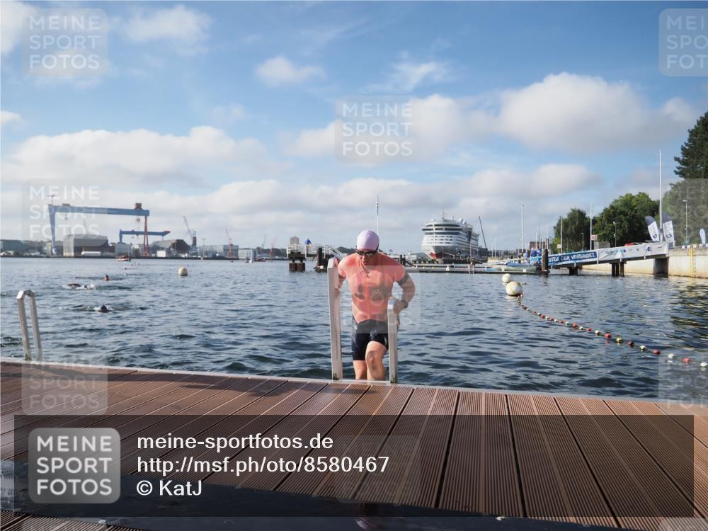 17.08.2025 - KN Förde Triathlon 2025 KatJ http://msf.ph/oto/8580467 17.08.2025 09:22:29 Schwimmen 221, 235, 111, 208, 221, 235 meine-sportfotos.de