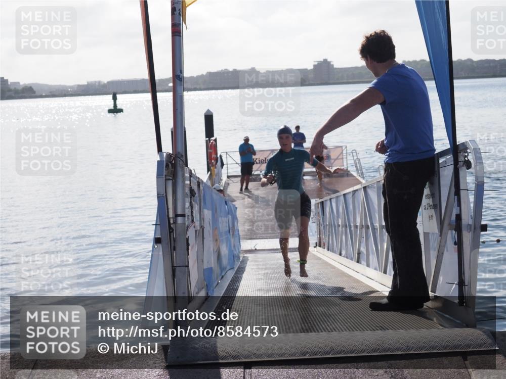 17.08.2025 - KN Förde Triathlon 2025 MichiJ http://msf.ph/oto/8584573 17.08.2025 09:22:46 Schwimmen 221, 235, 246, 246, 249 meine-sportfotos.de