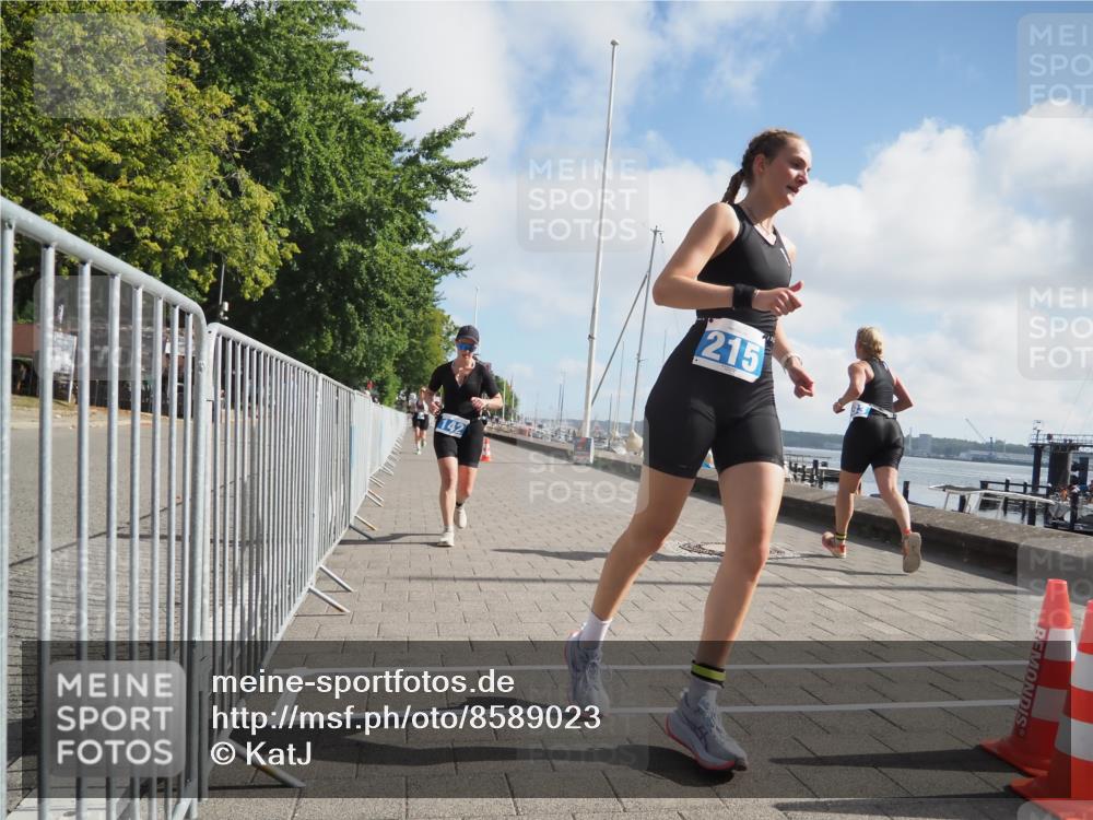 17.08.2025 - KN Förde Triathlon 2025 KatJ http://msf.ph/oto/8589023 17.08.2025 10:15:24 Laufen 142, 215, 242 meine-sportfotos.de