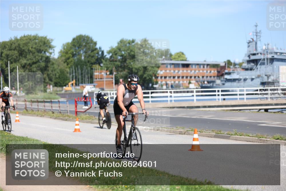 17.08.2025 - KN Förde Triathlon 2025 Yannick Fuchs http://msf.ph/oto/8624601 17.08.2025 11:33:39 Radfahren 293, 306, 343, 356, 371, 374, 389, 613, 638, 311, 329, 339, 341, 371, 633 meine-sportfotos.de