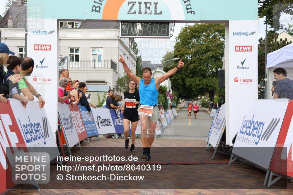 31.08.2025 - 21. Blankeneser Heldenlauf Strokosch-Dieckow http://msf.ph/oto/8640319 31.08.2025 09:41:02 Ziel 1056, 1121, 1137, 1062 meine-sportfotos.de