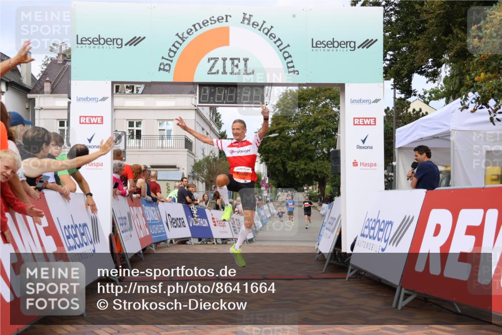 31.08.2025 - 21. Blankeneser Heldenlauf Strokosch-Dieckow http://msf.ph/oto/8641664 31.08.2025 09:39:09 Ziel 1049, 1001 meine-sportfotos.de