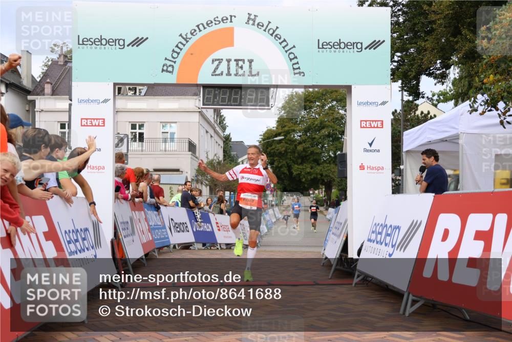 31.08.2025 - 21. Blankeneser Heldenlauf Strokosch-Dieckow http://msf.ph/oto/8641688 31.08.2025 09:39:09 Ziel 1049, 1001 meine-sportfotos.de