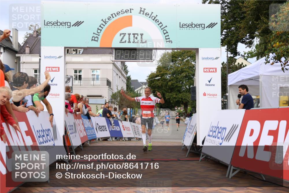31.08.2025 - 21. Blankeneser Heldenlauf Strokosch-Dieckow http://msf.ph/oto/8641716 31.08.2025 09:39:08 Ziel 1049, 1001 meine-sportfotos.de