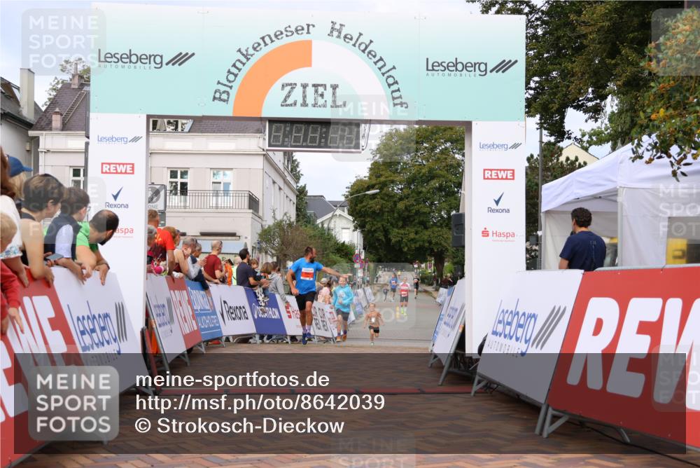 31.08.2025 - 21. Blankeneser Heldenlauf Strokosch-Dieckow http://msf.ph/oto/8642039 31.08.2025 09:39:00 Ziel 1143, 1049 meine-sportfotos.de