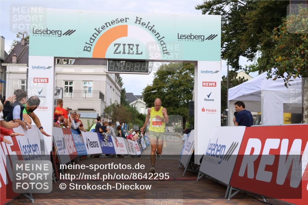 31.08.2025 - 21. Blankeneser Heldenlauf Strokosch-Dieckow http://msf.ph/oto/8642295 31.08.2025 09:38:31 Ziel 1085, 1084 meine-sportfotos.de