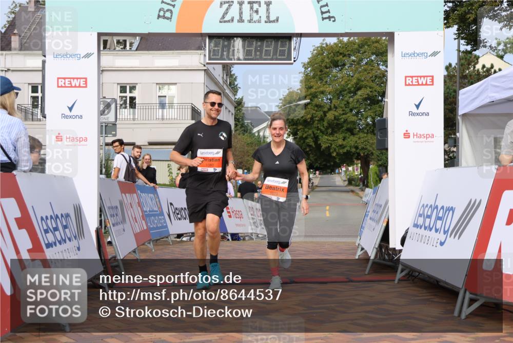 31.08.2025 - 21. Blankeneser Heldenlauf Strokosch-Dieckow http://msf.ph/oto/8644537 31.08.2025 10:04:45 Ziel 1080, 1079 meine-sportfotos.de