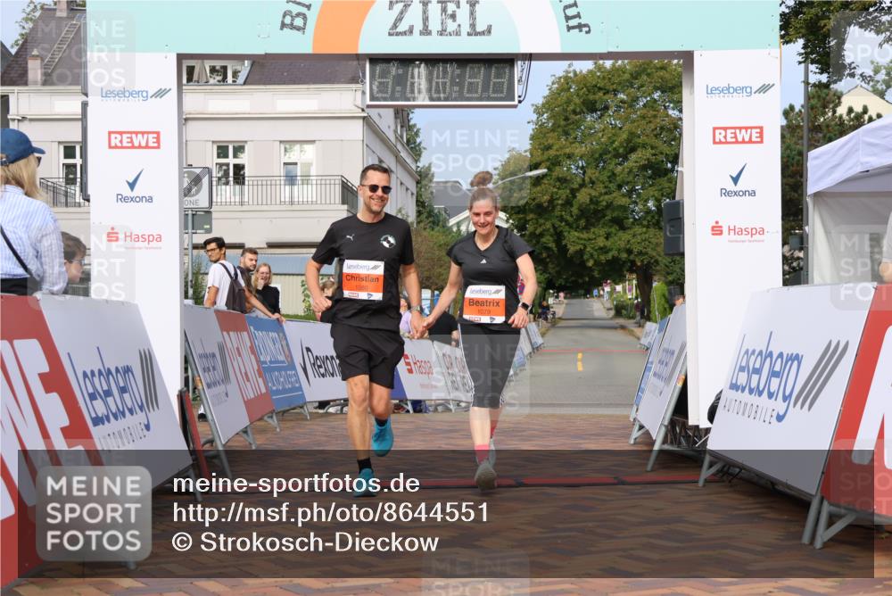 31.08.2025 - 21. Blankeneser Heldenlauf Strokosch-Dieckow http://msf.ph/oto/8644551 31.08.2025 10:04:45 Ziel 1080, 1079 meine-sportfotos.de