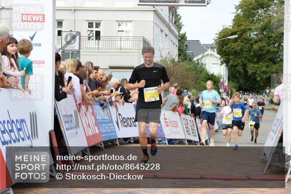 31.08.2025 - 21. Blankeneser Heldenlauf Strokosch-Dieckow http://msf.ph/oto/8645228 31.08.2025 10:22:53 Ziel 2723, 2527, 2642, 2263 meine-sportfotos.de