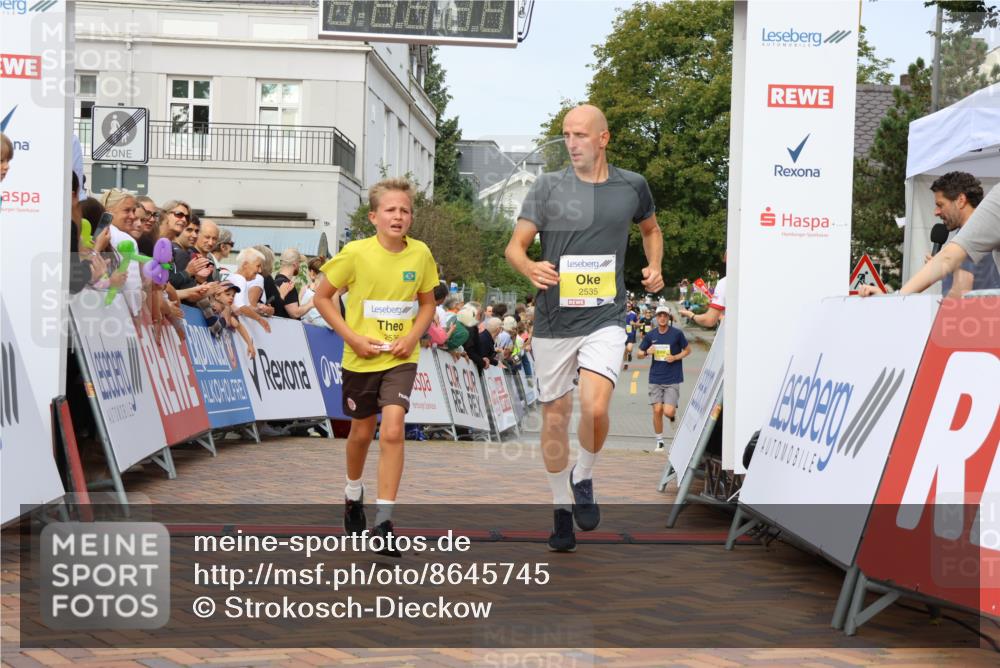 31.08.2025 - 21. Blankeneser Heldenlauf Strokosch-Dieckow http://msf.ph/oto/8645745 31.08.2025 10:22:18 Ziel 2676, 2535, 2536 meine-sportfotos.de