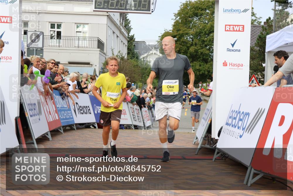 31.08.2025 - 21. Blankeneser Heldenlauf Strokosch-Dieckow http://msf.ph/oto/8645752 31.08.2025 10:22:18 Ziel 2676, 2535, 2536 meine-sportfotos.de