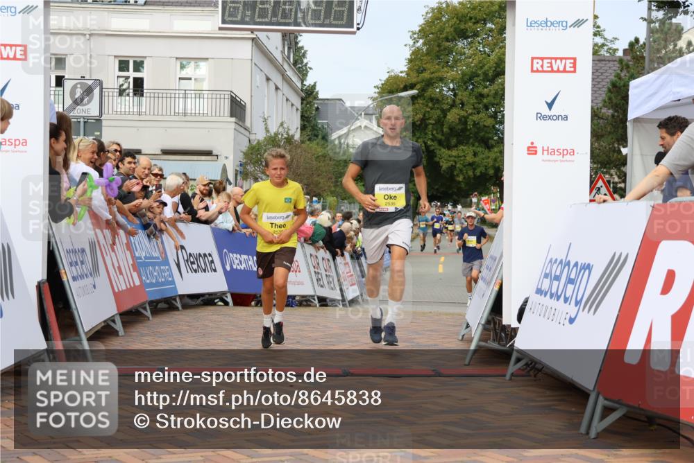 31.08.2025 - 21. Blankeneser Heldenlauf Strokosch-Dieckow http://msf.ph/oto/8645838 31.08.2025 10:22:18 Ziel 2676, 2535, 2536 meine-sportfotos.de