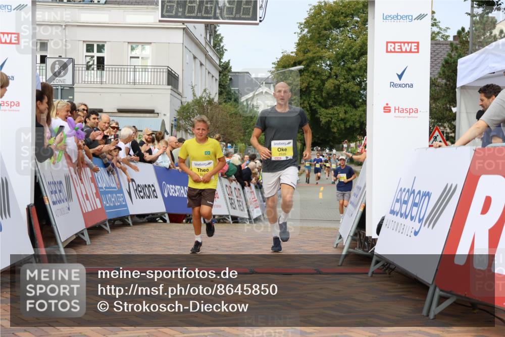 31.08.2025 - 21. Blankeneser Heldenlauf Strokosch-Dieckow http://msf.ph/oto/8645850 31.08.2025 10:22:18 Ziel 2676, 2535, 2536 meine-sportfotos.de