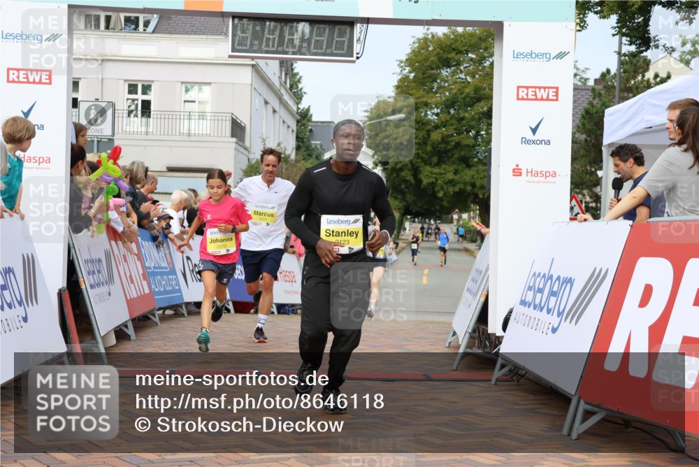 31.08.2025 - 21. Blankeneser Heldenlauf Strokosch-Dieckow http://msf.ph/oto/8646118 31.08.2025 10:21:55 Ziel 2720, 2526, 2123, 2272, 2271, 2273, 2408 meine-sportfotos.de