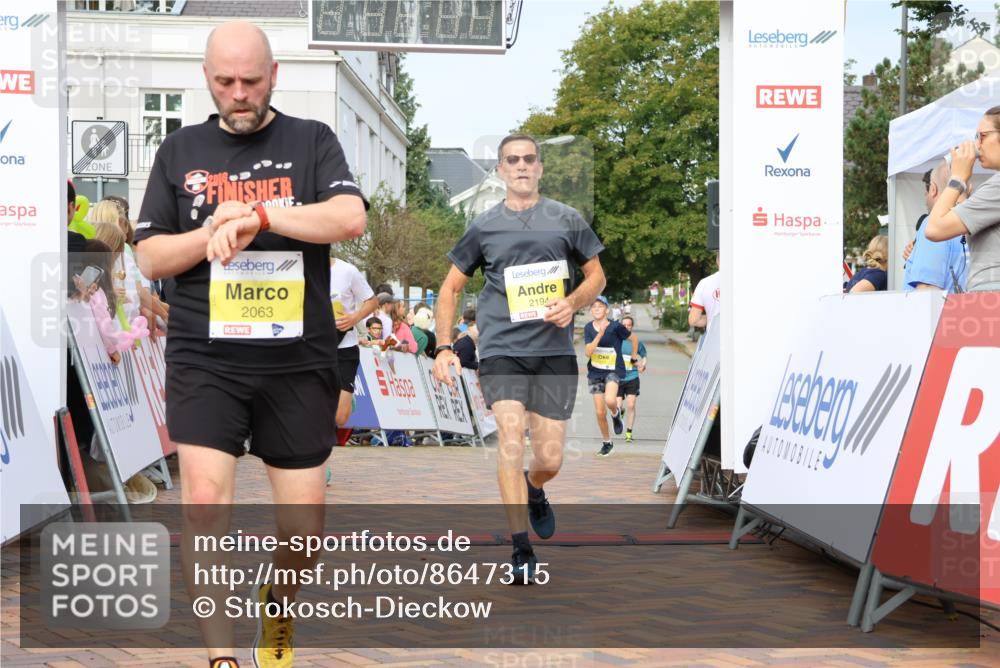31.08.2025 - 21. Blankeneser Heldenlauf Strokosch-Dieckow http://msf.ph/oto/8647315 31.08.2025 10:19:29 Ziel 2396, 2194, 2592, 2063, 2073 meine-sportfotos.de