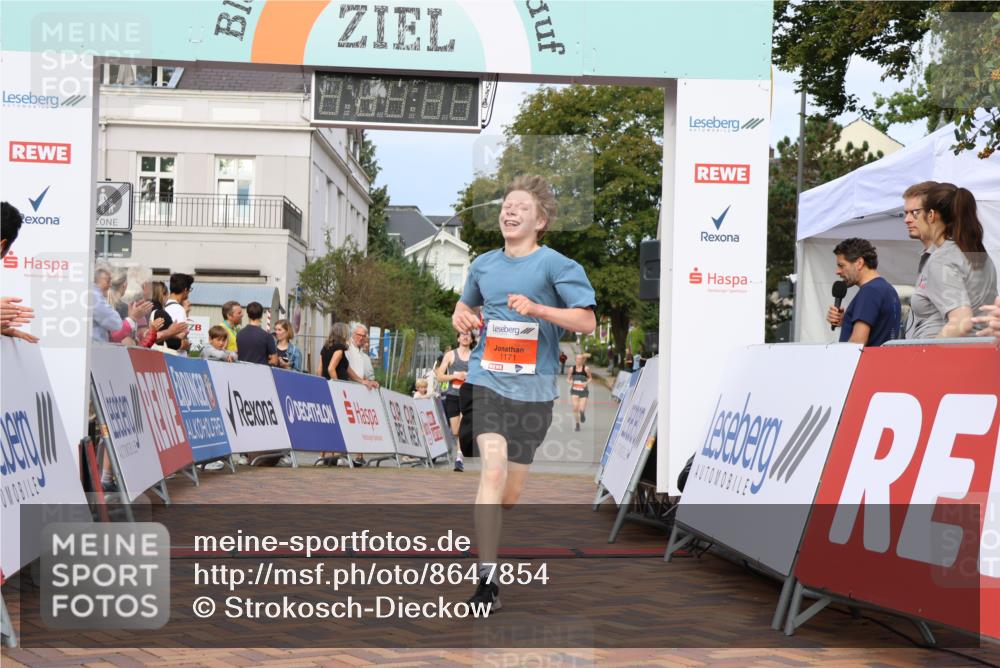 31.08.2025 - 21. Blankeneser Heldenlauf Strokosch-Dieckow http://msf.ph/oto/8647854 31.08.2025 09:48:44 Ziel 1171, 1128, 1129 meine-sportfotos.de