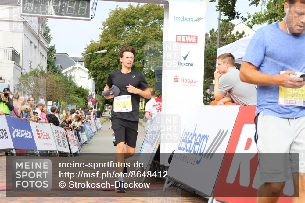 31.08.2025 - 21. Blankeneser Heldenlauf Strokosch-Dieckow http://msf.ph/oto/8648412 31.08.2025 10:17:56 Ziel 2728, 2711, 2420 meine-sportfotos.de
