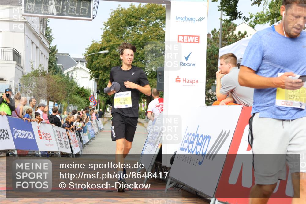 31.08.2025 - 21. Blankeneser Heldenlauf Strokosch-Dieckow http://msf.ph/oto/8648417 31.08.2025 10:17:56 Ziel 2728, 2711, 2420 meine-sportfotos.de