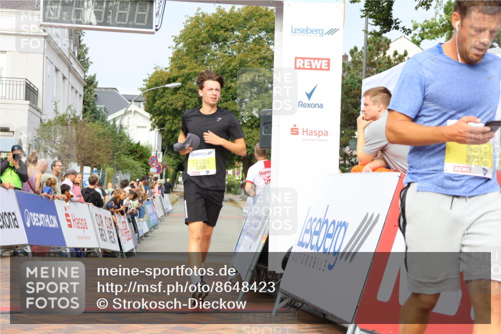 31.08.2025 - 21. Blankeneser Heldenlauf Strokosch-Dieckow http://msf.ph/oto/8648423 31.08.2025 10:17:56 Ziel 2728, 2711, 2420 meine-sportfotos.de
