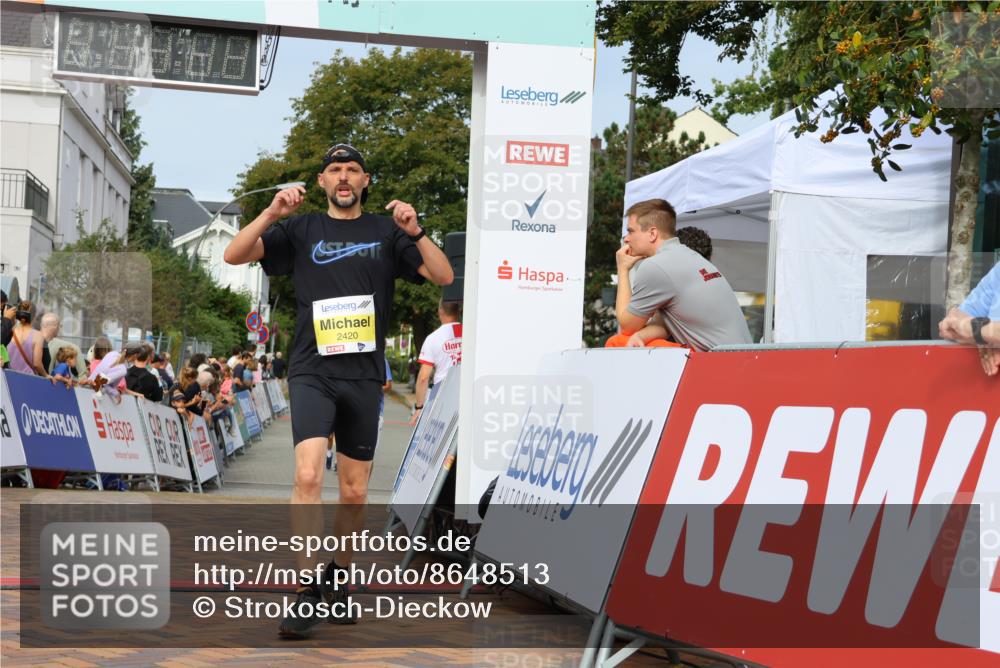 31.08.2025 - 21. Blankeneser Heldenlauf Strokosch-Dieckow http://msf.ph/oto/8648513 31.08.2025 10:17:49 Ziel 2711, 2420, 2403 meine-sportfotos.de