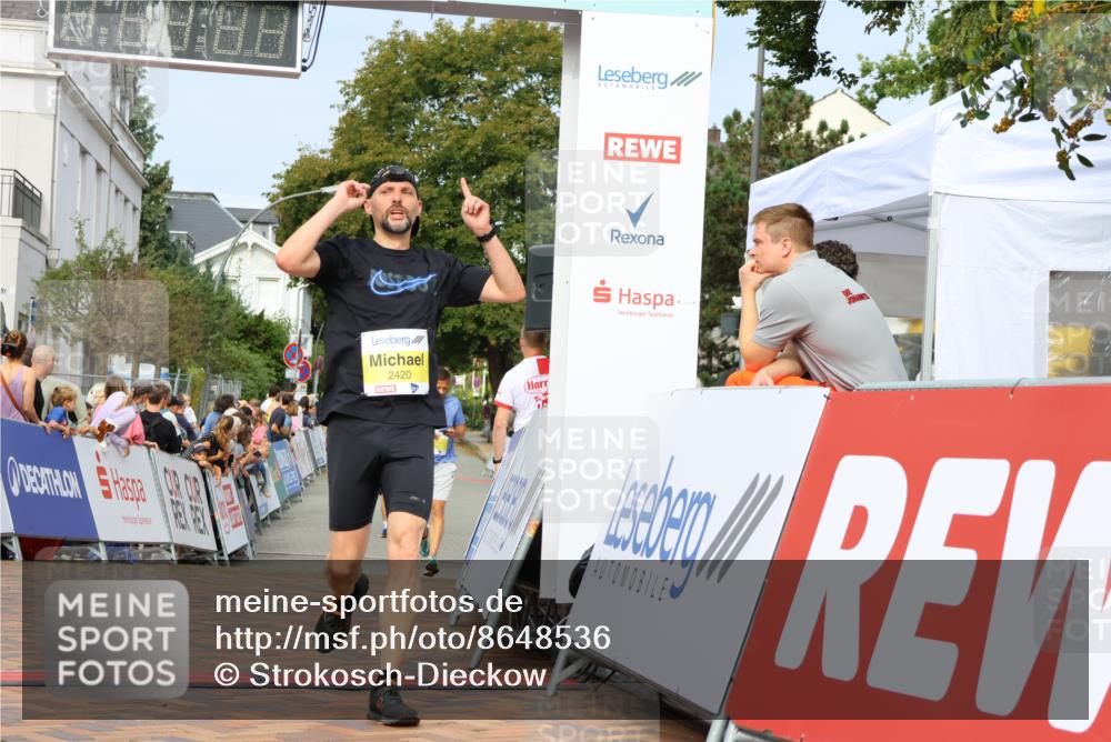 31.08.2025 - 21. Blankeneser Heldenlauf Strokosch-Dieckow http://msf.ph/oto/8648536 31.08.2025 10:17:49 Ziel 2711, 2420, 2403 meine-sportfotos.de