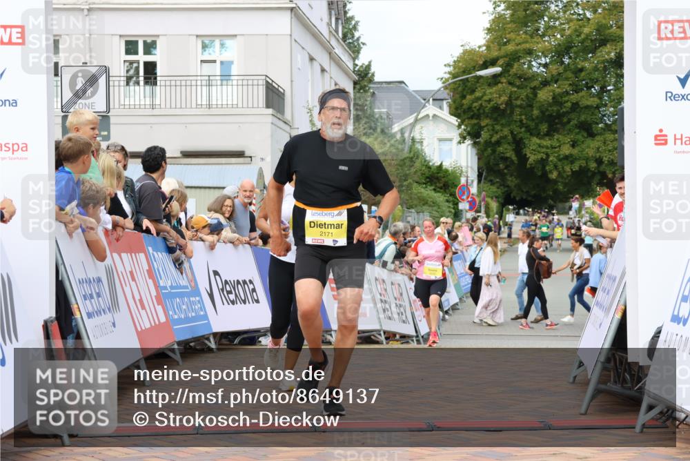 31.08.2025 - 21. Blankeneser Heldenlauf Strokosch-Dieckow http://msf.ph/oto/8649137 31.08.2025 10:34:07 Ziel 2378, 2563, 2724, 2120, 2171 meine-sportfotos.de