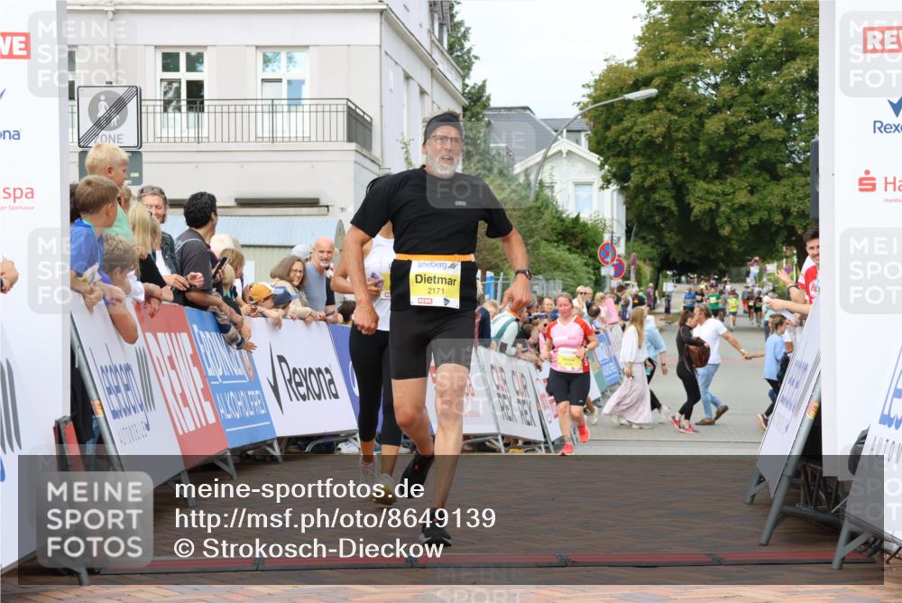 31.08.2025 - 21. Blankeneser Heldenlauf Strokosch-Dieckow http://msf.ph/oto/8649139 31.08.2025 10:34:07 Ziel 2378, 2563, 2724, 2120, 2171 meine-sportfotos.de