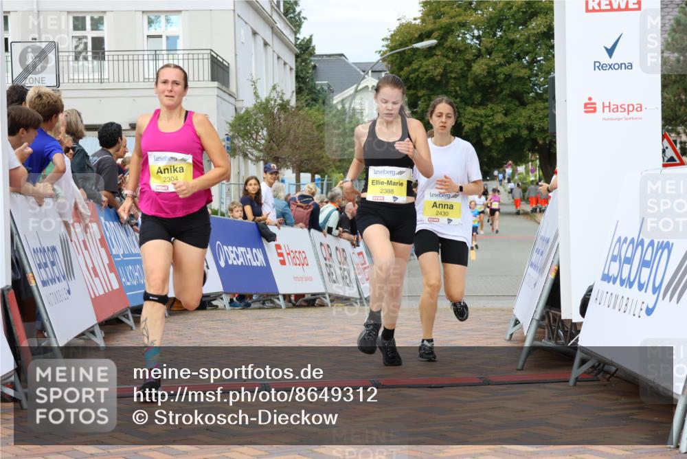 31.08.2025 - 21. Blankeneser Heldenlauf Strokosch-Dieckow http://msf.ph/oto/8649312 31.08.2025 10:33:14 Ziel 2304, 2433, 2388, 2430 meine-sportfotos.de