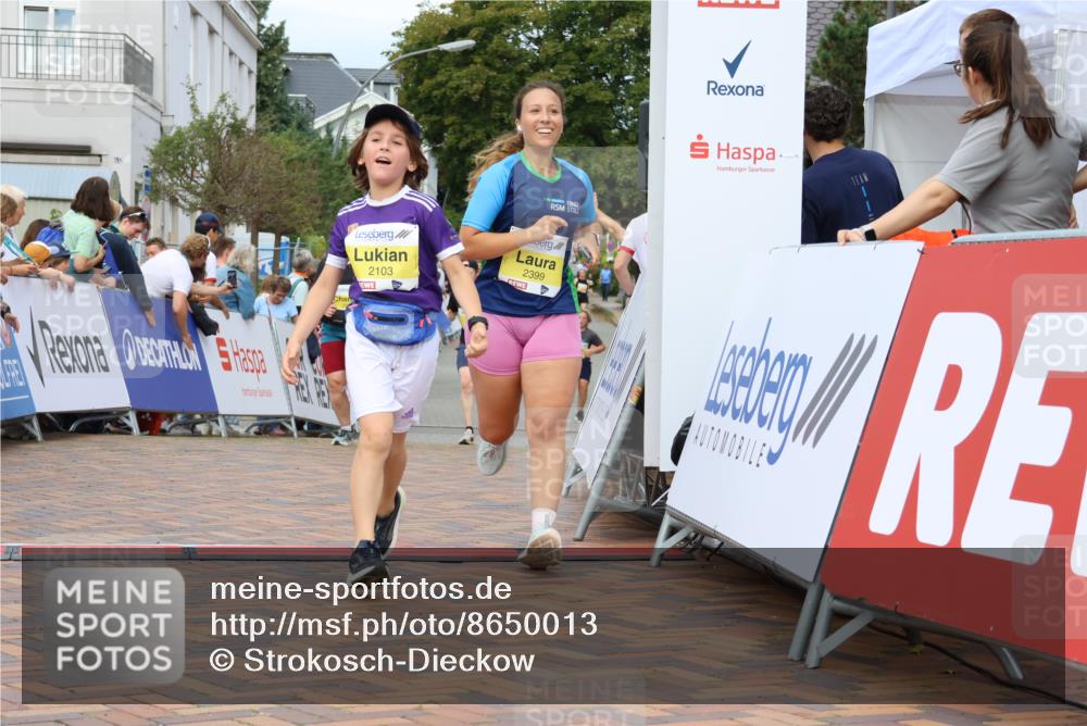 31.08.2025 - 21. Blankeneser Heldenlauf Strokosch-Dieckow http://msf.ph/oto/8650013 31.08.2025 10:31:17 Ziel 2437, 2324, 2551, 2121, 2307, 2649, 2647, 2399, 2103 meine-sportfotos.de