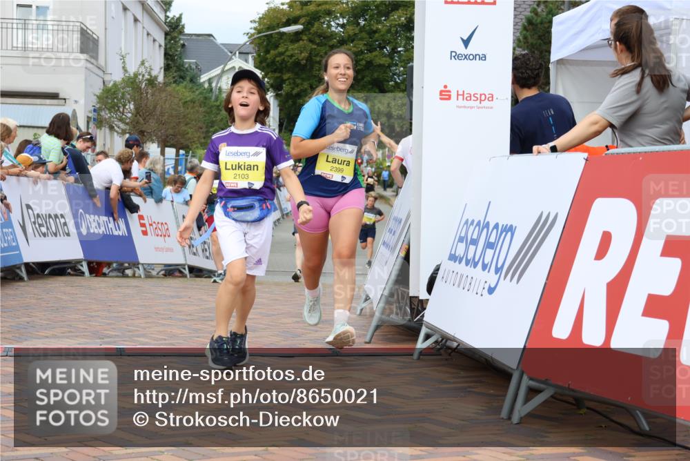 31.08.2025 - 21. Blankeneser Heldenlauf Strokosch-Dieckow http://msf.ph/oto/8650021 31.08.2025 10:31:17 Ziel 2437, 2324, 2551, 2121, 2307, 2649, 2647, 2399, 2103 meine-sportfotos.de