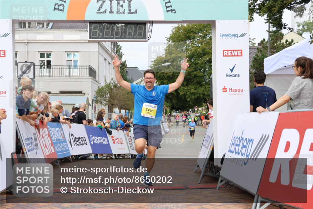 31.08.2025 - 21. Blankeneser Heldenlauf Strokosch-Dieckow http://msf.ph/oto/8650202 31.08.2025 10:37:40 Ziel 2385, 2096, 2134, 2303 meine-sportfotos.de