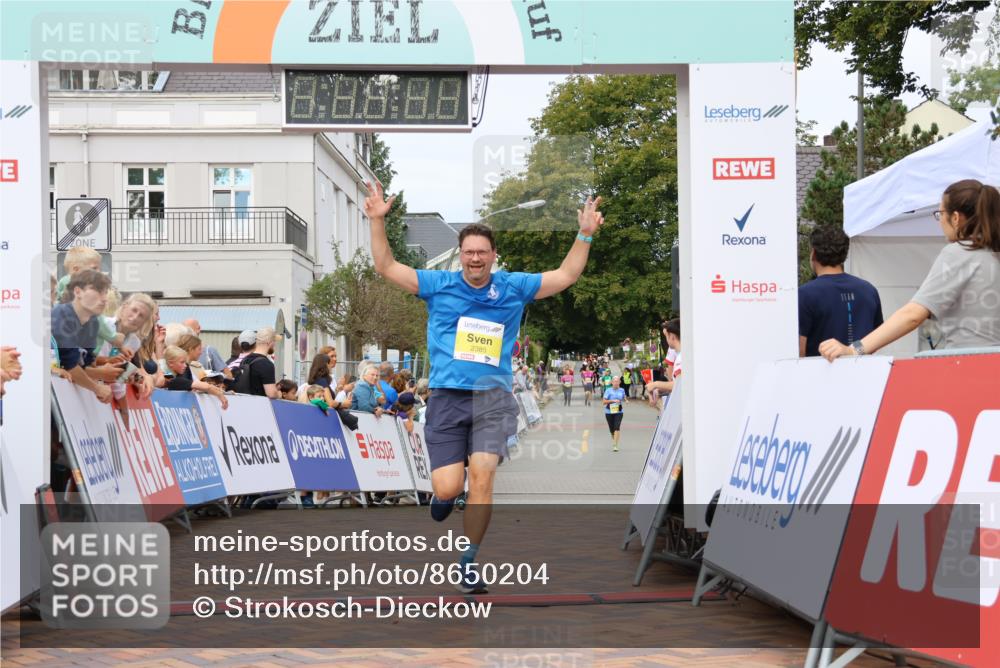 31.08.2025 - 21. Blankeneser Heldenlauf Strokosch-Dieckow http://msf.ph/oto/8650204 31.08.2025 10:37:40 Ziel 2385, 2096, 2134, 2303 meine-sportfotos.de