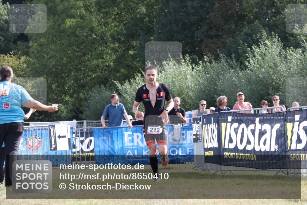 31.08.2025 - Elbe Triathlon Hamburg Strokosch-Dieckow http://msf.ph/oto/8650410 31.08.2025 10:17:28 Ziel 212 meine-sportfotos.de