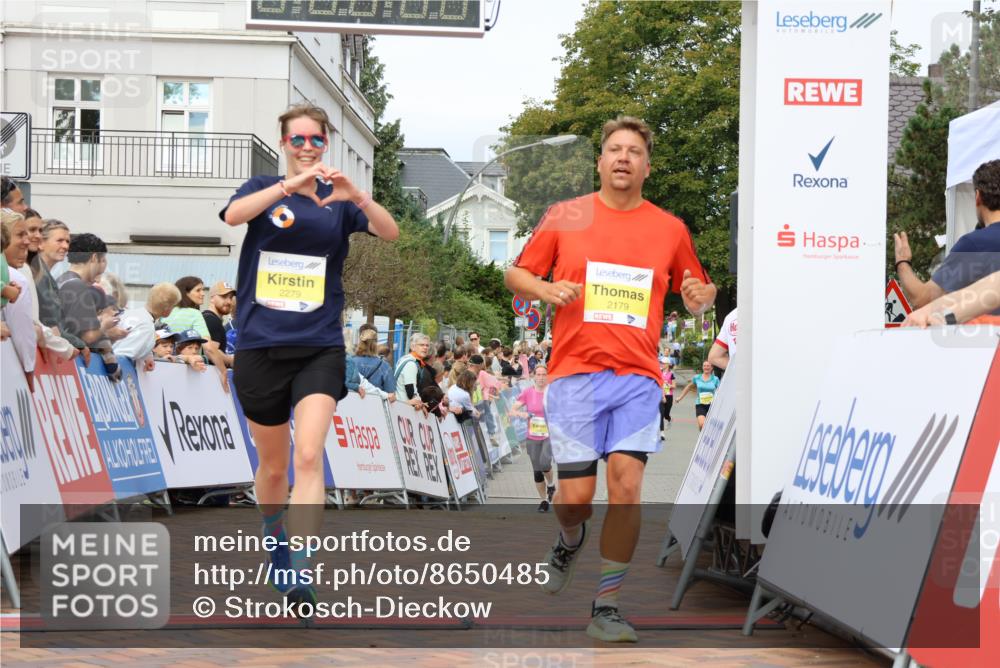 31.08.2025 - 21. Blankeneser Heldenlauf Strokosch-Dieckow http://msf.ph/oto/8650485 31.08.2025 10:30:45 Ziel 2179, 2279, 2102 meine-sportfotos.de