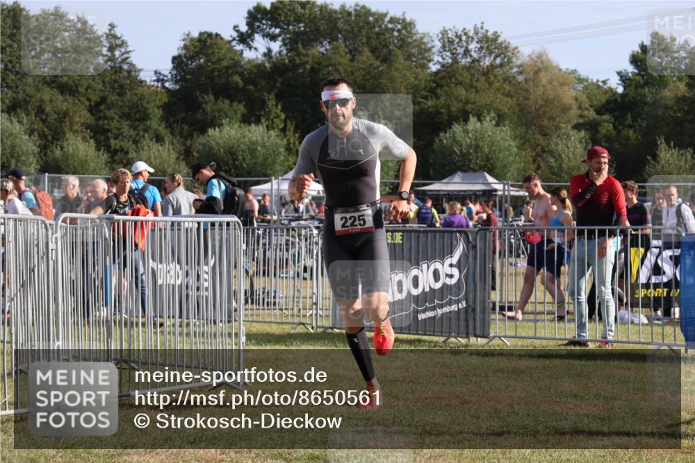31.08.2025 - Elbe Triathlon Hamburg Strokosch-Dieckow http://msf.ph/oto/8650561 31.08.2025 09:29:01 Laufen 225 meine-sportfotos.de