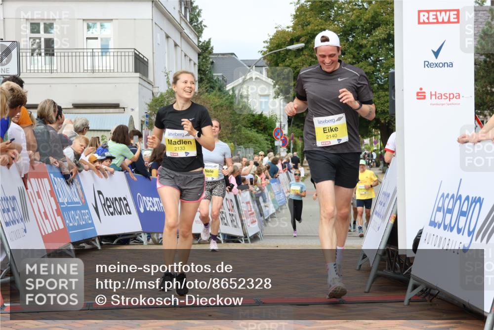 31.08.2025 - 21. Blankeneser Heldenlauf Strokosch-Dieckow http://msf.ph/oto/8652328 31.08.2025 10:28:15 Ziel 2348, 2140, 2133, 2625, 2088 meine-sportfotos.de
