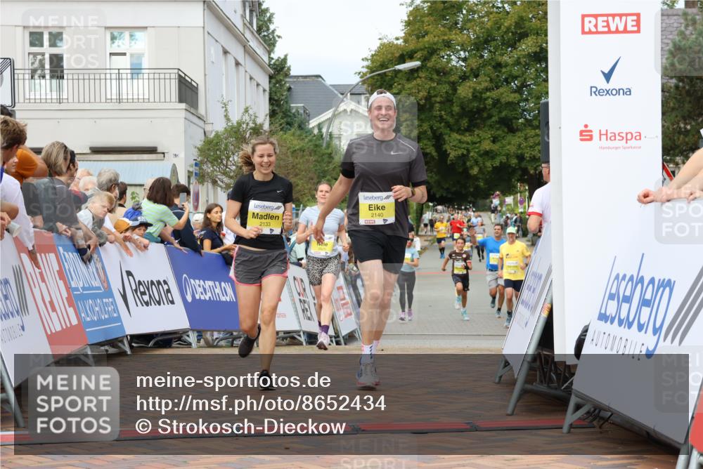 31.08.2025 - 21. Blankeneser Heldenlauf Strokosch-Dieckow http://msf.ph/oto/8652434 31.08.2025 10:28:15 Ziel 2348, 2140, 2133, 2625, 2088 meine-sportfotos.de