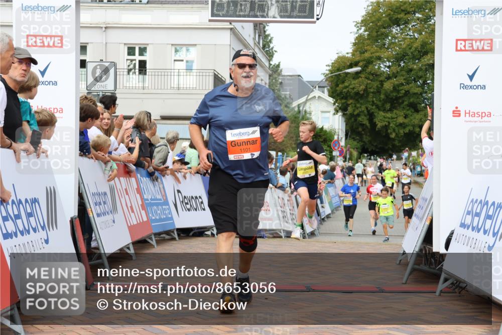31.08.2025 - 21. Blankeneser Heldenlauf Strokosch-Dieckow http://msf.ph/oto/8653056 31.08.2025 10:27:05 Ziel 1101, 2468, 2393, 2205, 2521 meine-sportfotos.de