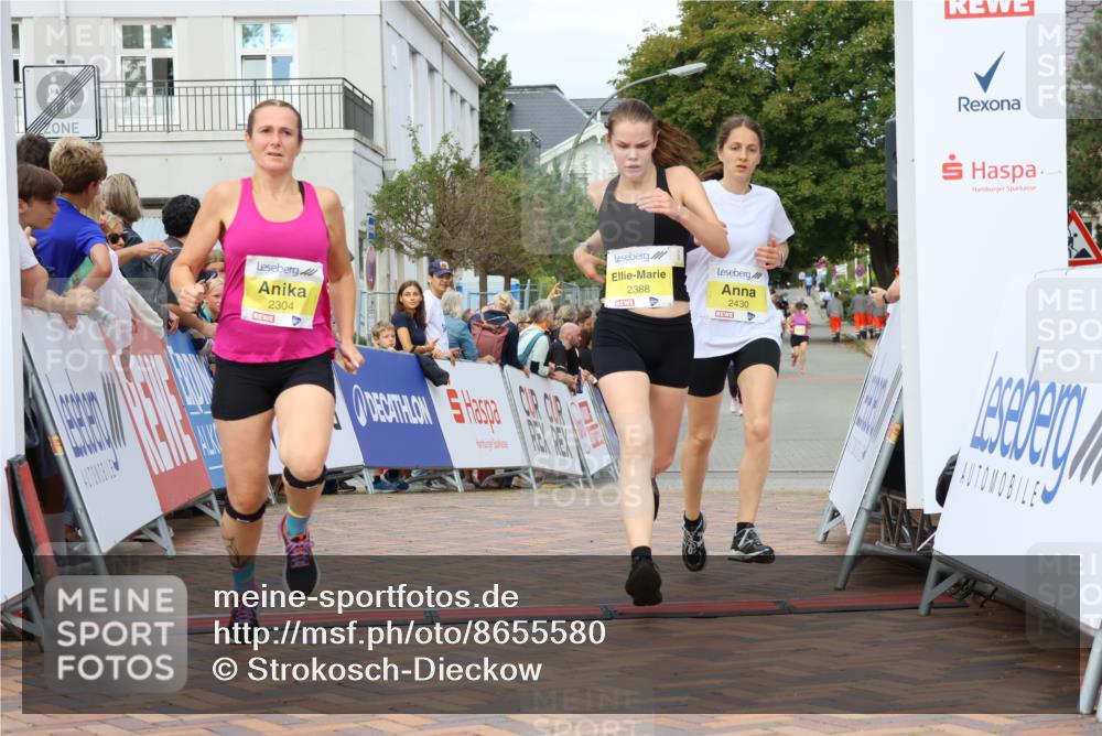 31.08.2025 - 21. Blankeneser Heldenlauf Strokosch-Dieckow http://msf.ph/oto/8655580 31.08.2025 10:33:14 Ziel 2304, 2433, 2388, 2430 meine-sportfotos.de