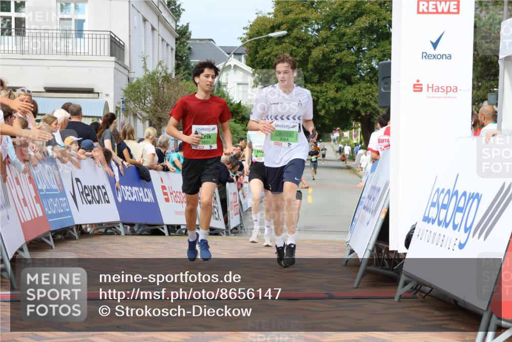 31.08.2025 - 21. Blankeneser Heldenlauf Strokosch-Dieckow http://msf.ph/oto/8656147 31.08.2025 10:58:34 Ziel 3064, 3651, 3457 meine-sportfotos.de