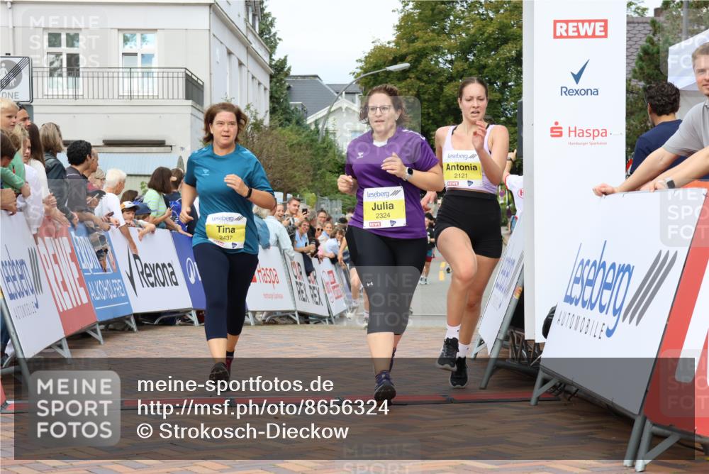 31.08.2025 - 21. Blankeneser Heldenlauf Strokosch-Dieckow http://msf.ph/oto/8656324 31.08.2025 10:31:11 Ziel 2437, 2324, 2147, 2121, 2307, 2018 meine-sportfotos.de