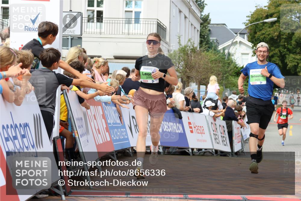 31.08.2025 - 21. Blankeneser Heldenlauf Strokosch-Dieckow http://msf.ph/oto/8656336 31.08.2025 10:58:02 Ziel 3389, 3460, 3425 meine-sportfotos.de