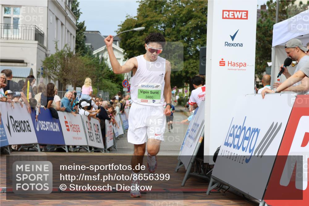 31.08.2025 - 21. Blankeneser Heldenlauf Strokosch-Dieckow http://msf.ph/oto/8656399 31.08.2025 10:57:55 Ziel 3421, 3460, 3539 meine-sportfotos.de